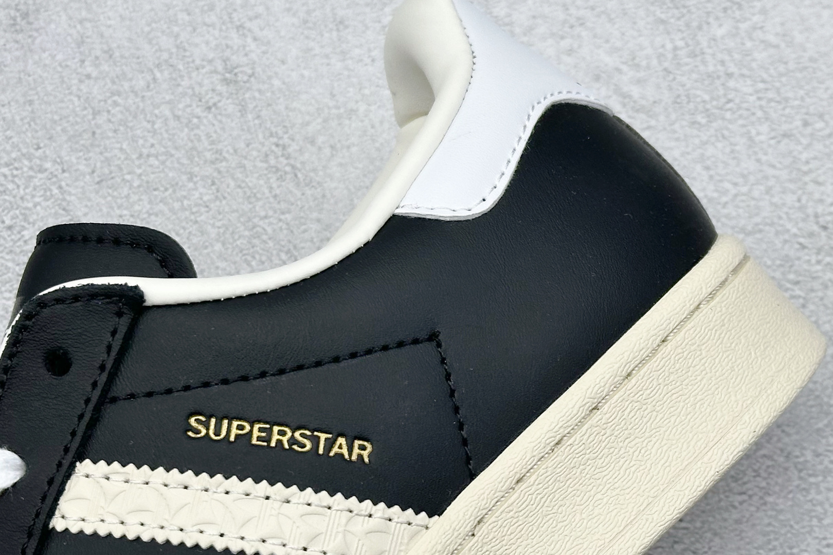  
AD Originals Superstar 贝壳头 
采用全新头层拼接皮革材质 后跟采用特色3D立