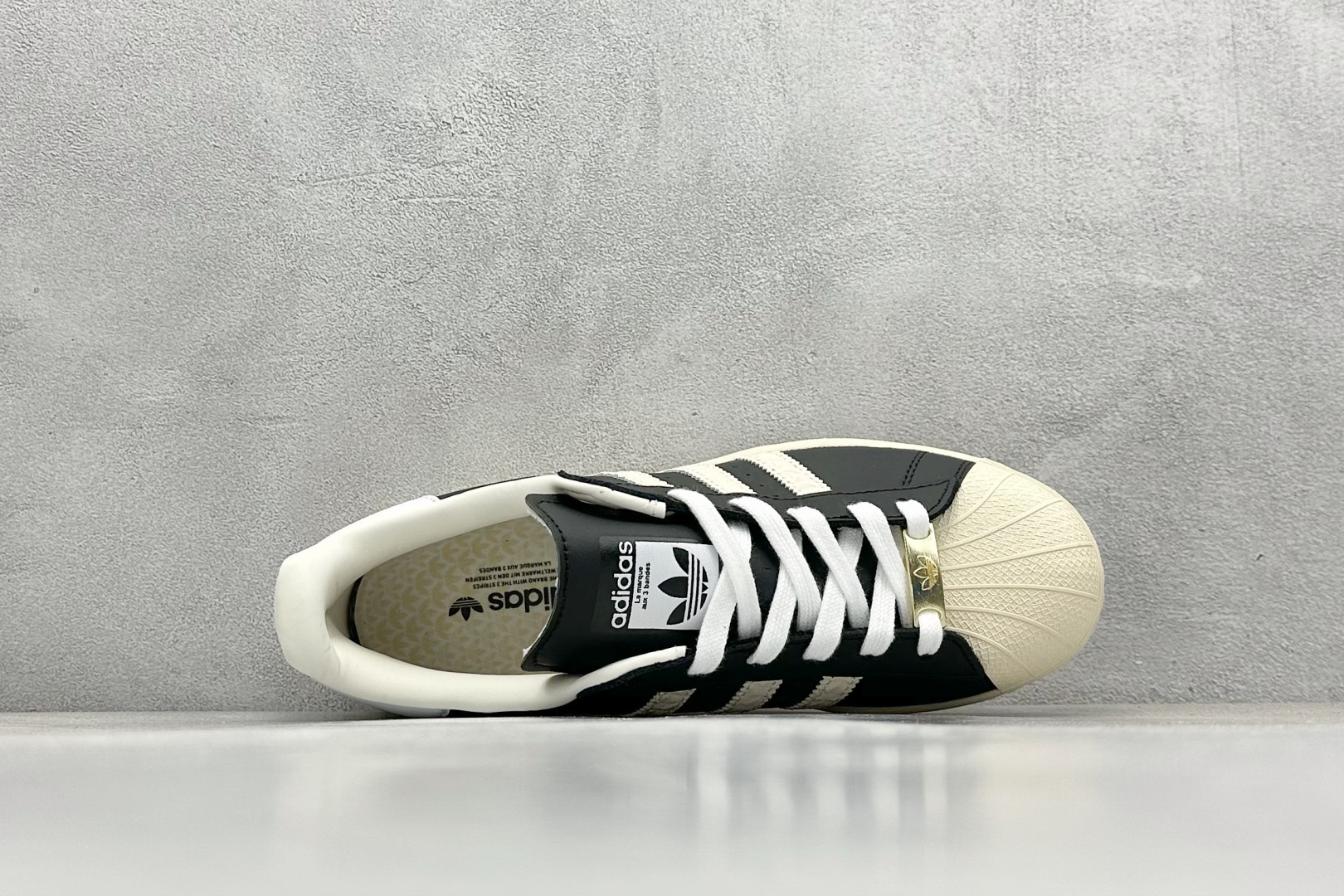  
AD Originals Superstar 贝壳头 
采用全新头层拼接皮革材质 后跟采用特色3D立