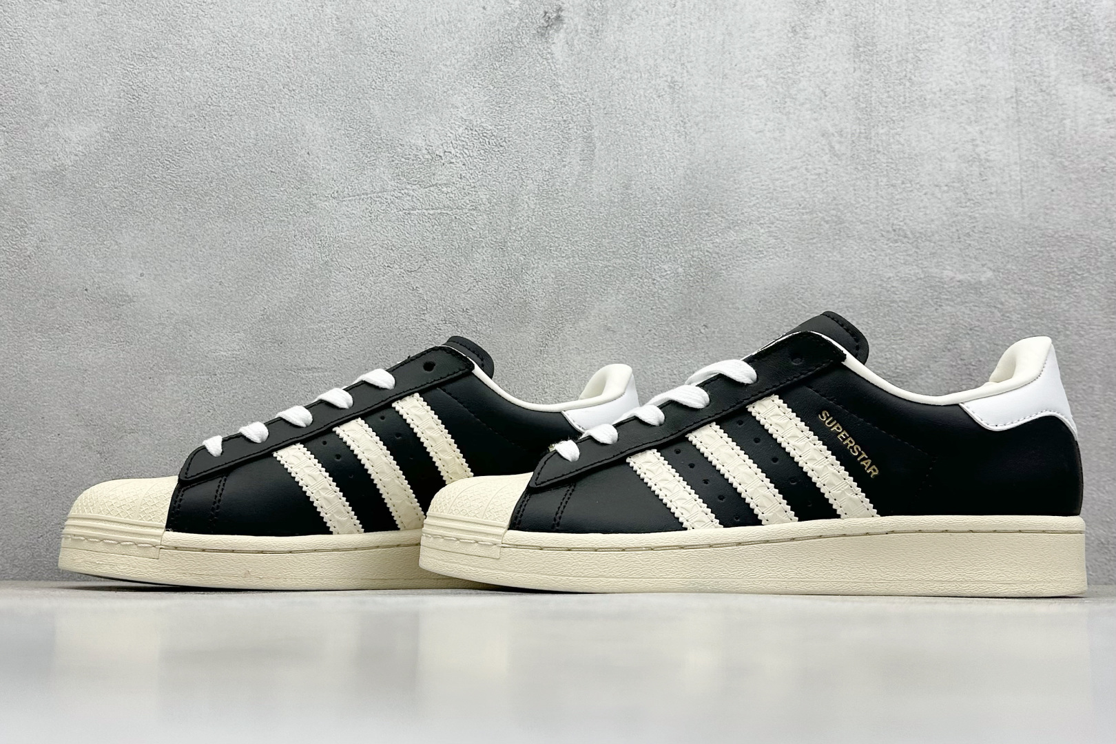  
AD Originals Superstar 贝壳头 
采用全新头层拼接皮革材质 后跟采用特色3D立