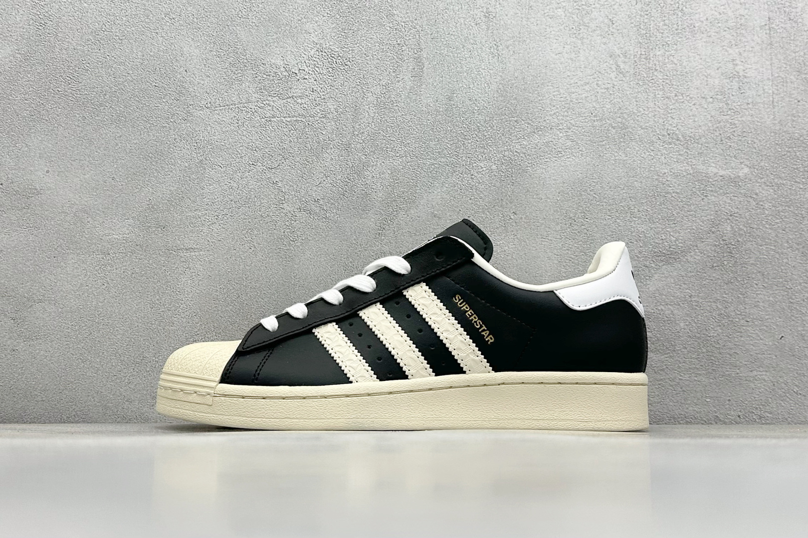  
AD Originals Superstar 贝壳头 
采用全新头层拼接皮革材质 后跟采用特色3D立