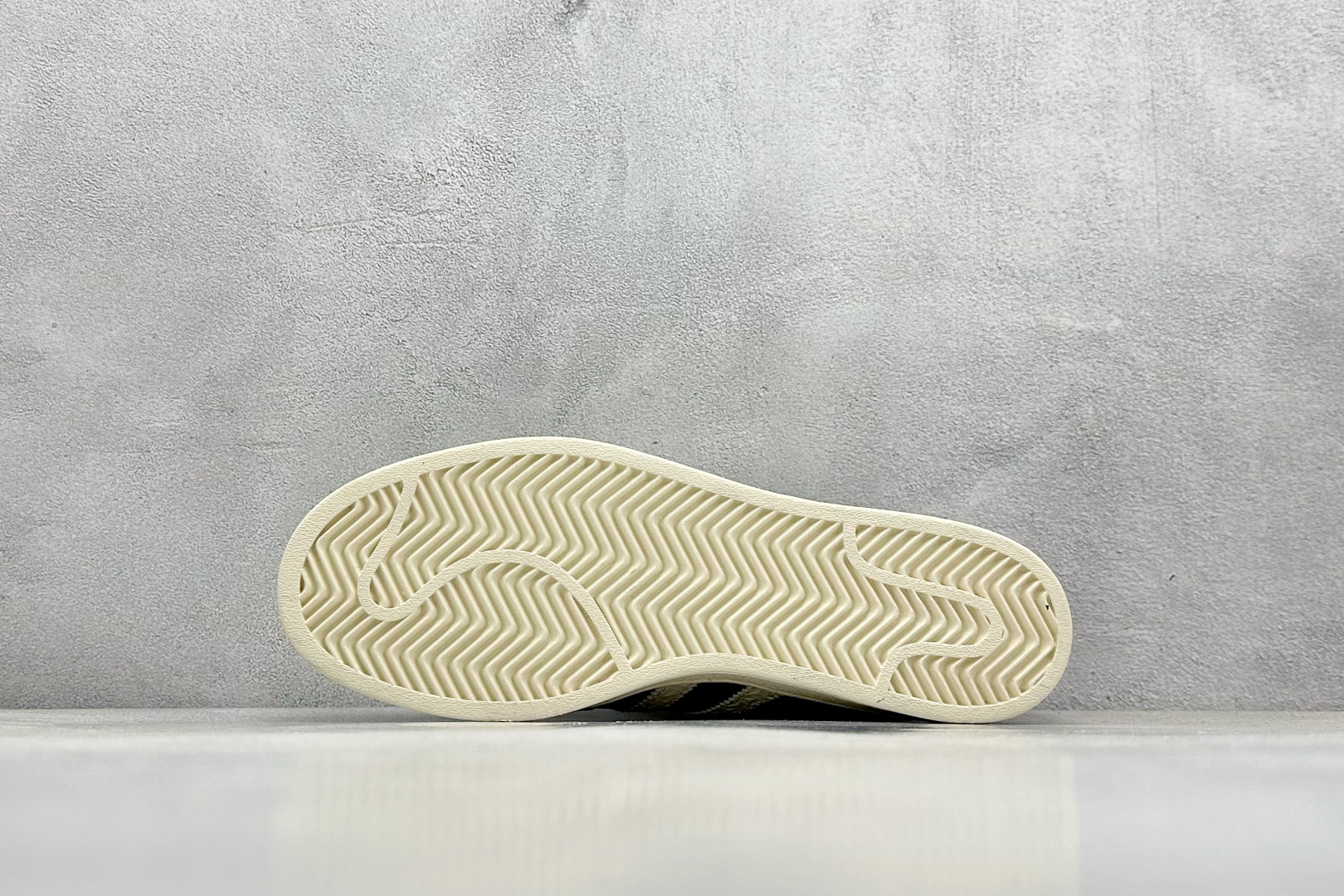  
AD Originals Superstar 贝壳头 
采用全新头层拼接皮革材质 后跟采用特色3D立