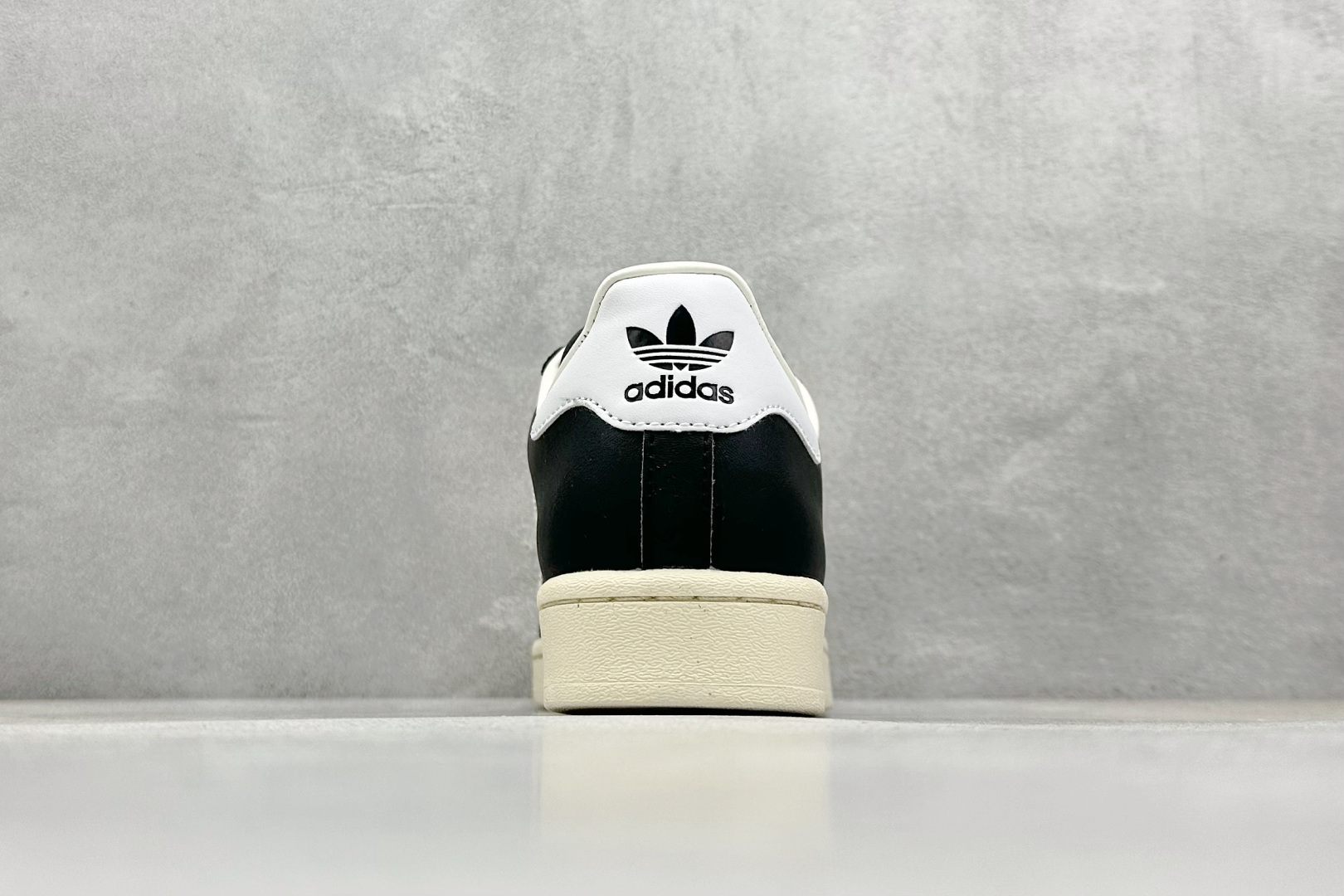  
AD Originals Superstar 贝壳头 
采用全新头层拼接皮革材质 后跟采用特色3D立