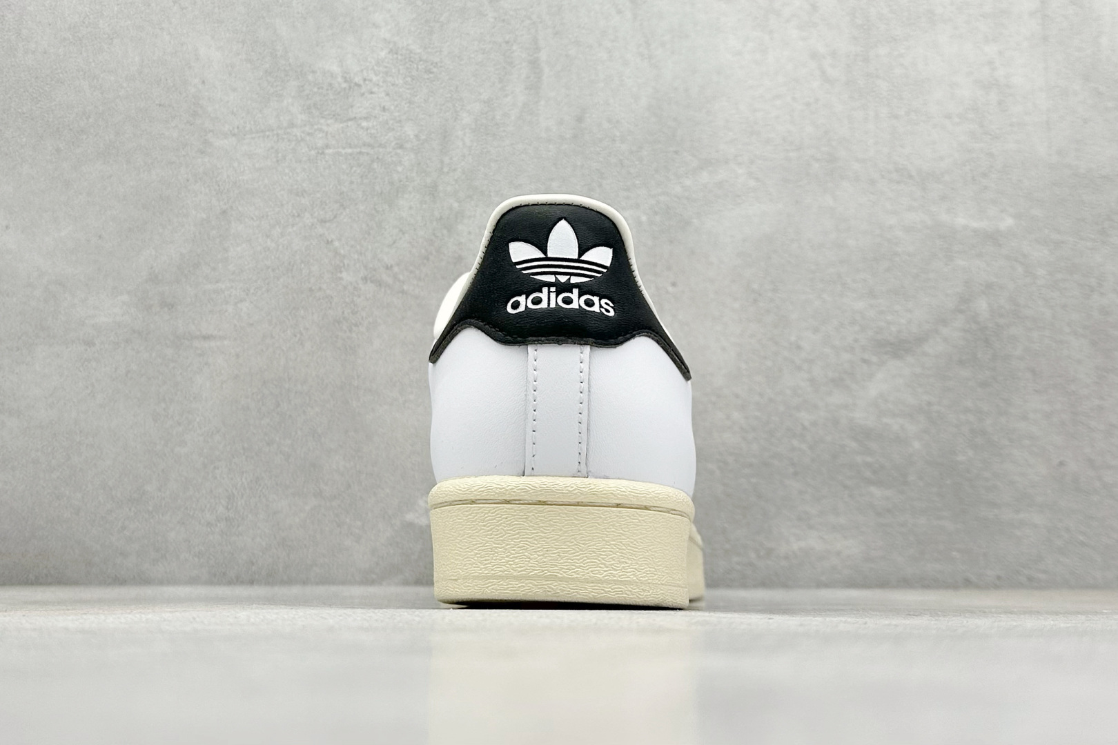  
AD Originals Superstar 贝壳头 
采用全新头层拼接皮革材质 后跟采用特色3D立