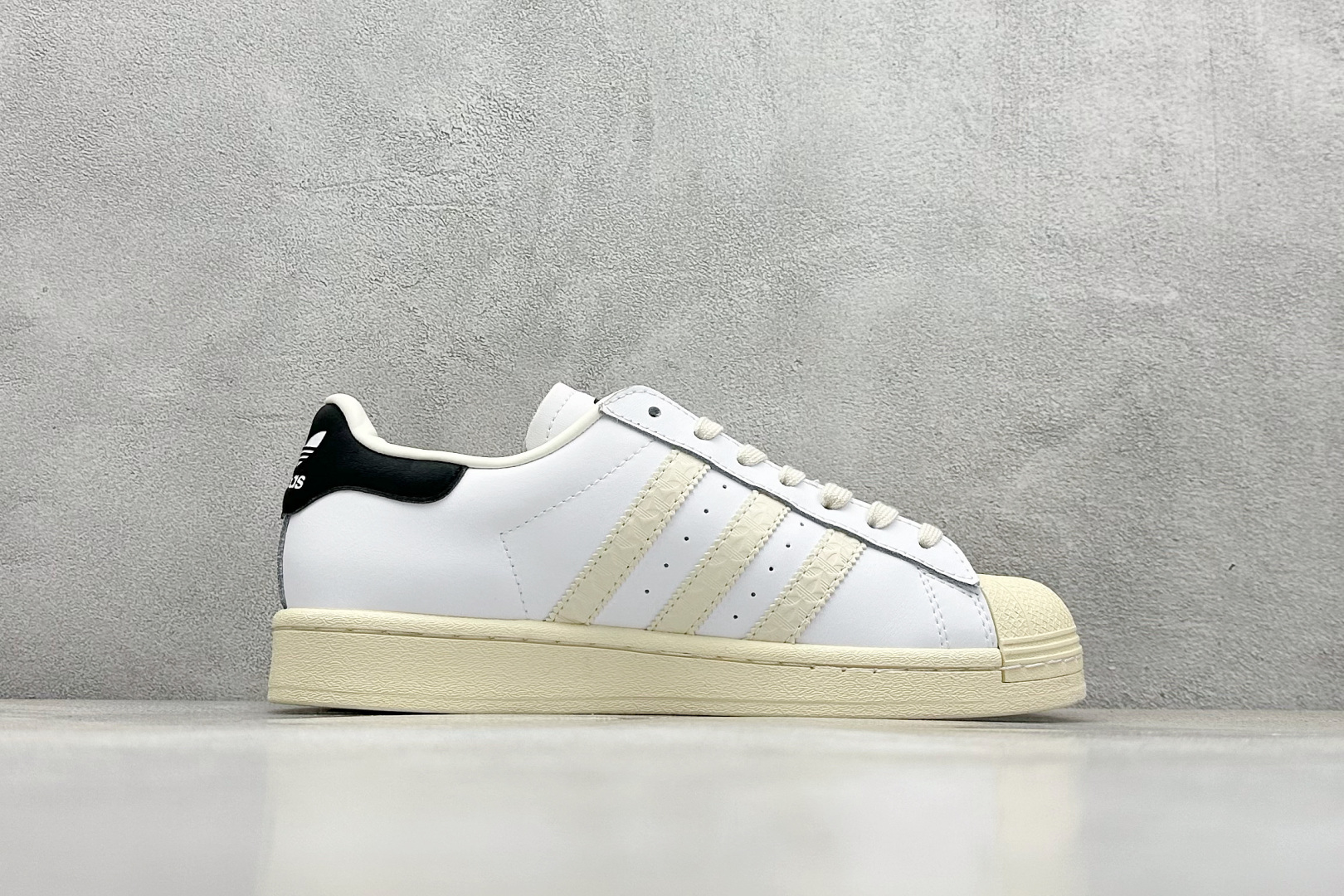  
AD Originals Superstar 贝壳头 
采用全新头层拼接皮革材质 后跟采用特色3D立