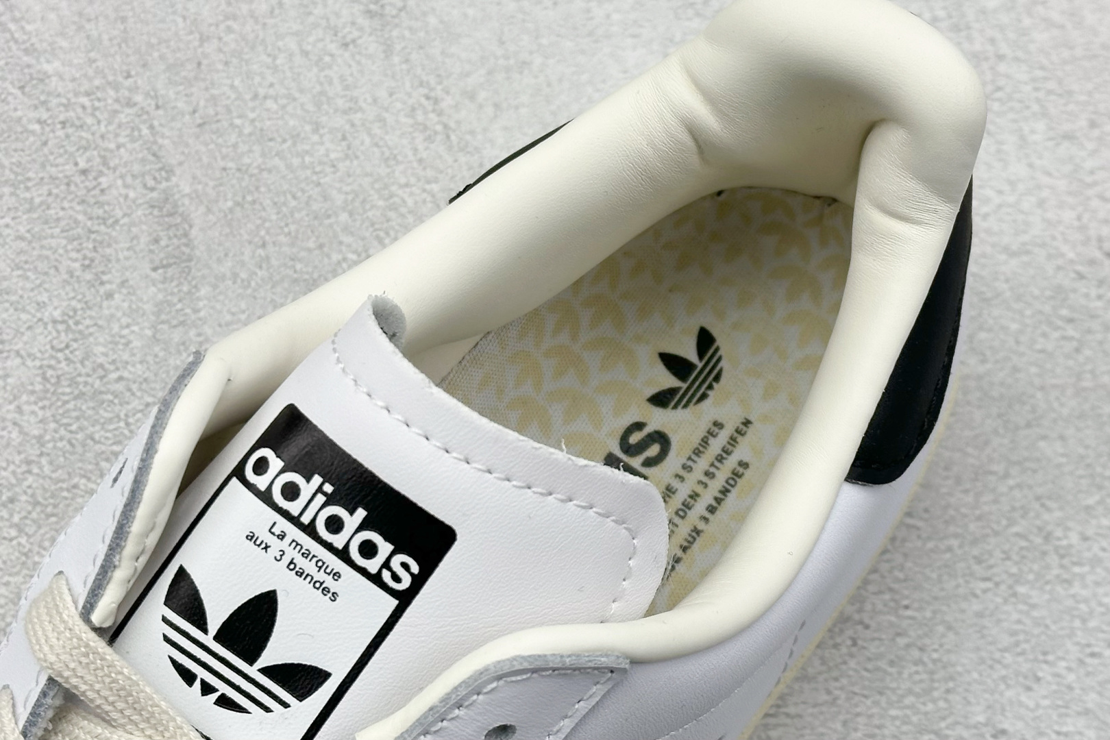  
AD Originals Superstar 贝壳头 
采用全新头层拼接皮革材质 后跟采用特色3D立