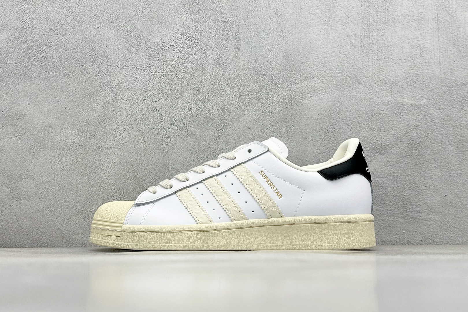  
AD Originals Superstar 贝壳头 
采用全新头层拼接皮革材质 后跟采用特色3D立
