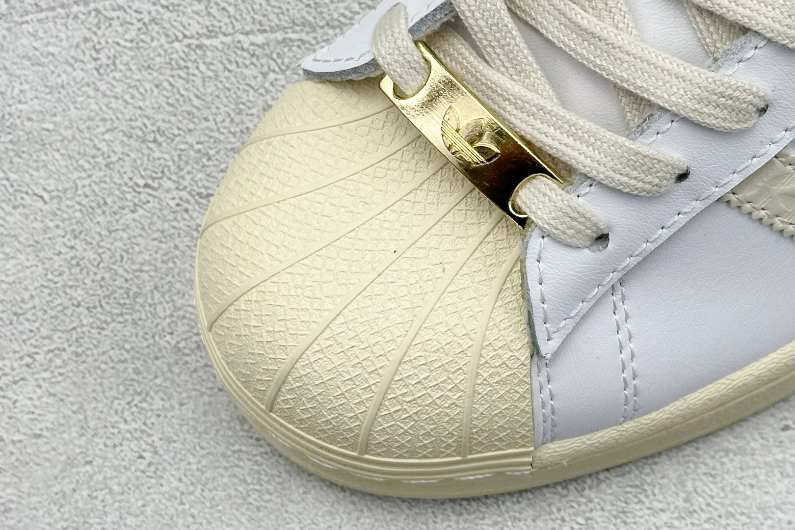  
AD Originals Superstar 贝壳头 
采用全新头层拼接皮革材质 后跟采用特色3D立