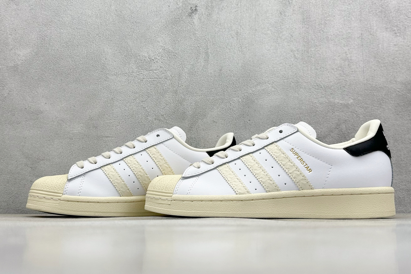  
AD Originals Superstar 贝壳头 
采用全新头层拼接皮革材质 后跟采用特色3D立