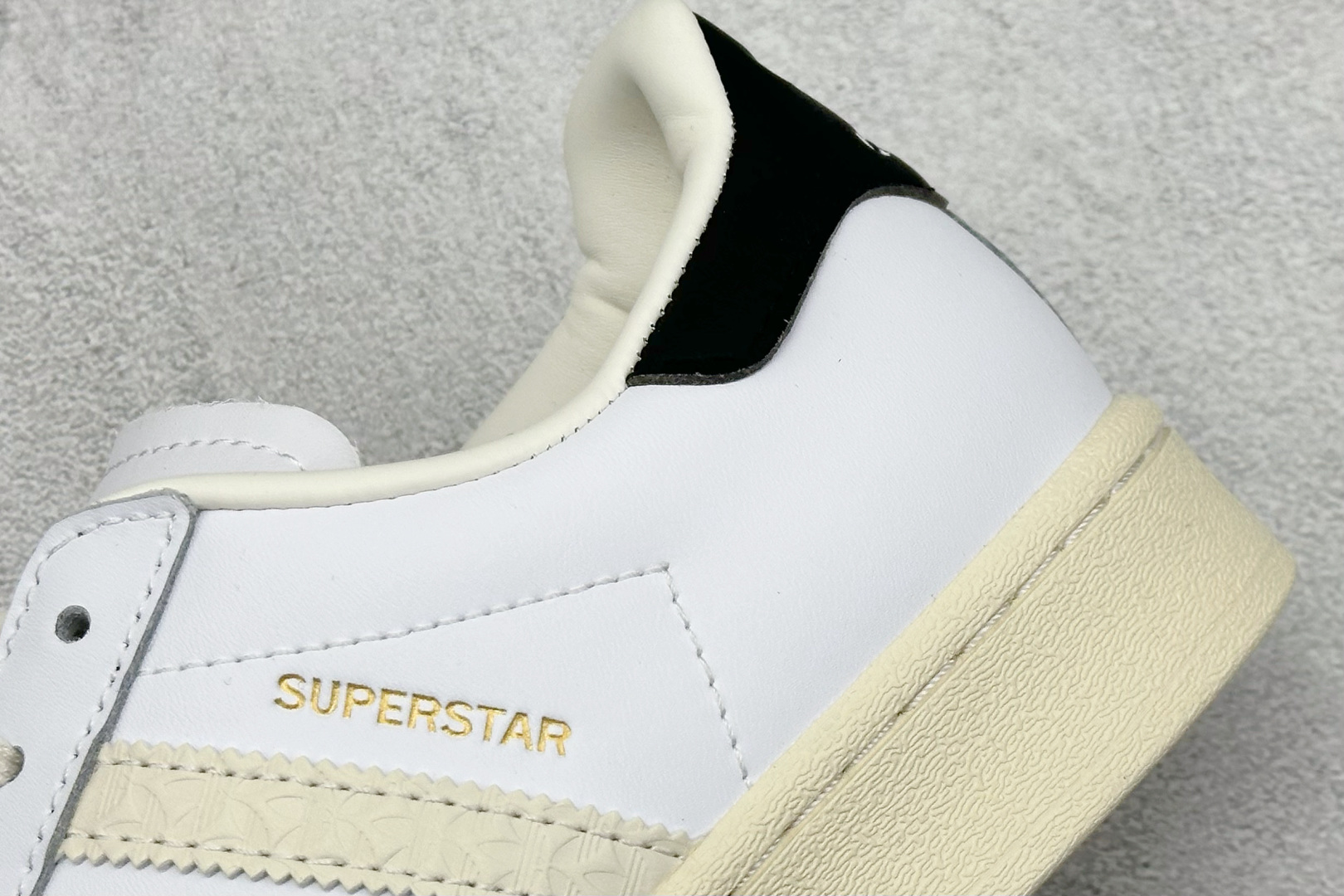  
AD Originals Superstar 贝壳头 
采用全新头层拼接皮革材质 后跟采用特色3D立