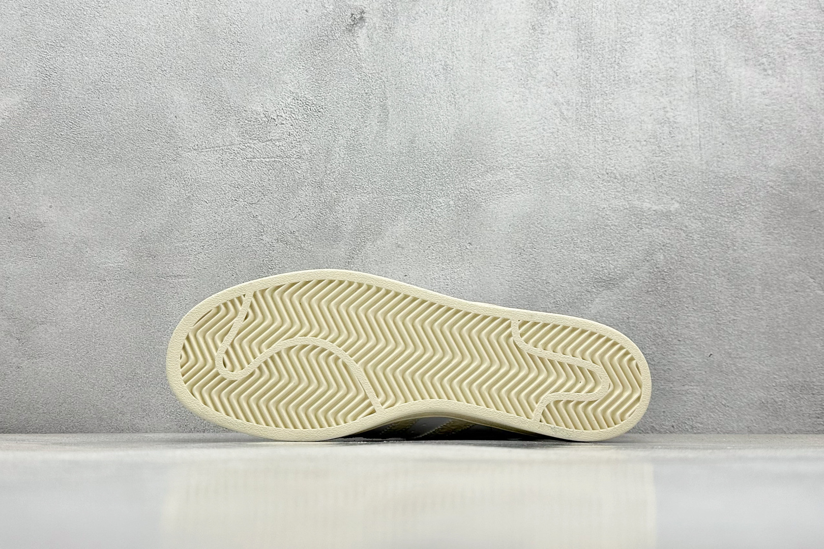  
AD Originals Superstar 贝壳头 
采用全新头层拼接皮革材质 后跟采用特色3D立