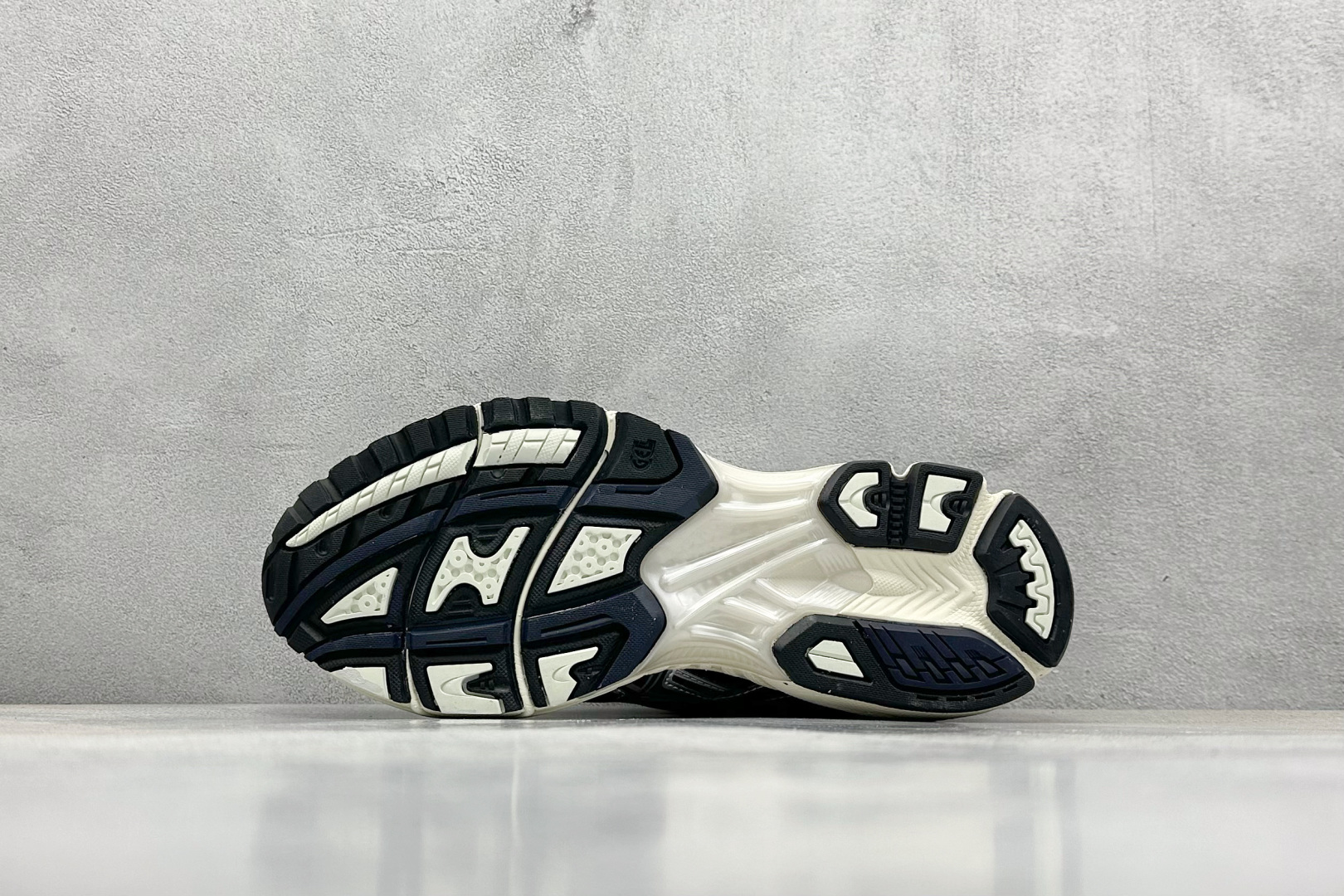  
Asics Gel-Nimbus 10.1 亚瑟士复古透气休闲鞋缓震男子耐磨跑步鞋
#鞋面采用无缝