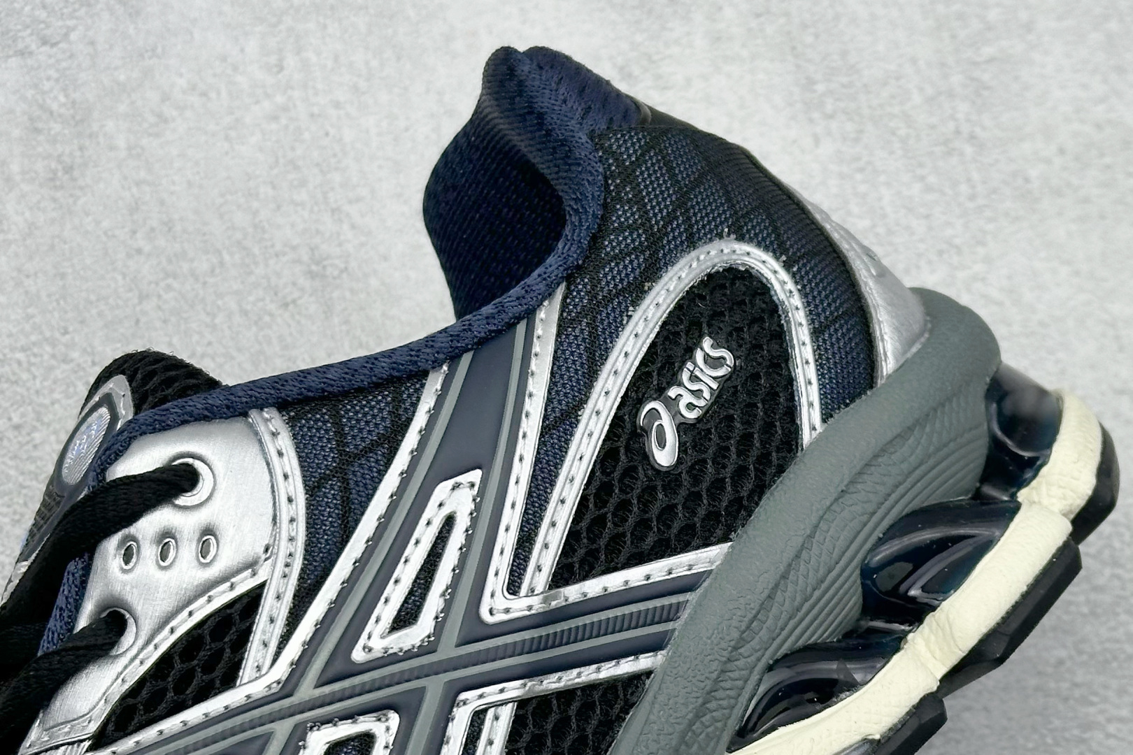  
Asics Gel-Nimbus 10.1 亚瑟士复古透气休闲鞋缓震男子耐磨跑步鞋
#鞋面采用无缝