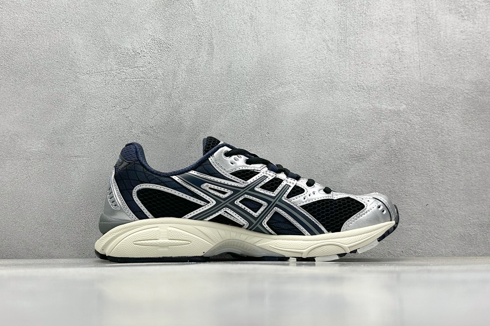  
Asics Gel-Nimbus 10.1 亚瑟士复古透气休闲鞋缓震男子耐磨跑步鞋
#鞋面采用无缝