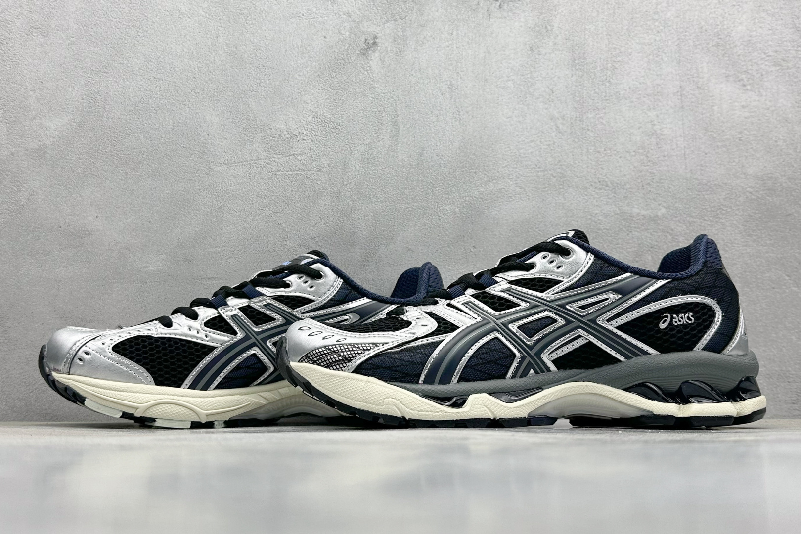  
Asics Gel-Nimbus 10.1 亚瑟士复古透气休闲鞋缓震男子耐磨跑步鞋
#鞋面采用无缝