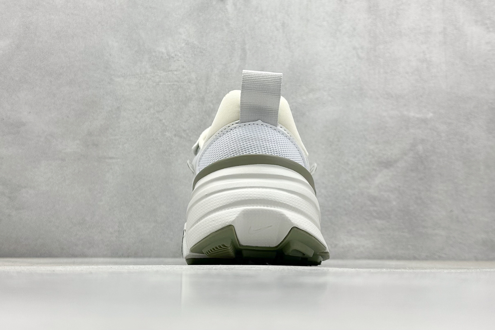  
NIKE V2K Runtekk 米绿 减震防滑复古低帮跑步鞋
材质上使用大面积网眼 皮革 TPU 