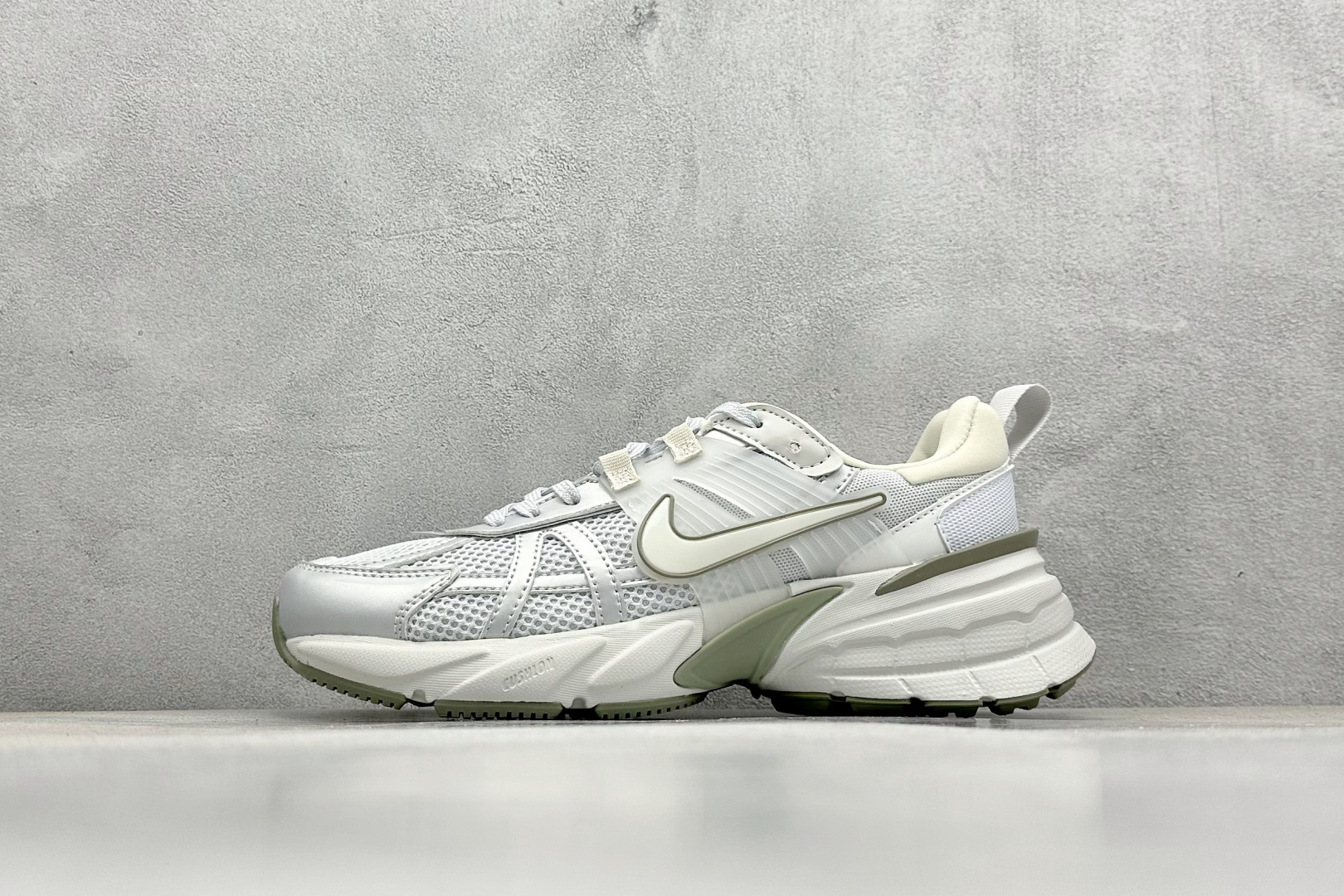  
NIKE V2K Runtekk 米绿 减震防滑复古低帮跑步鞋
材质上使用大面积网眼 皮革 TPU 