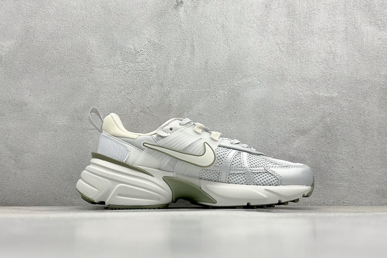 
NIKE V2K Runtekk 米绿 减震防滑复古低帮跑步鞋
材质上使用大面积网眼 皮革 TPU 