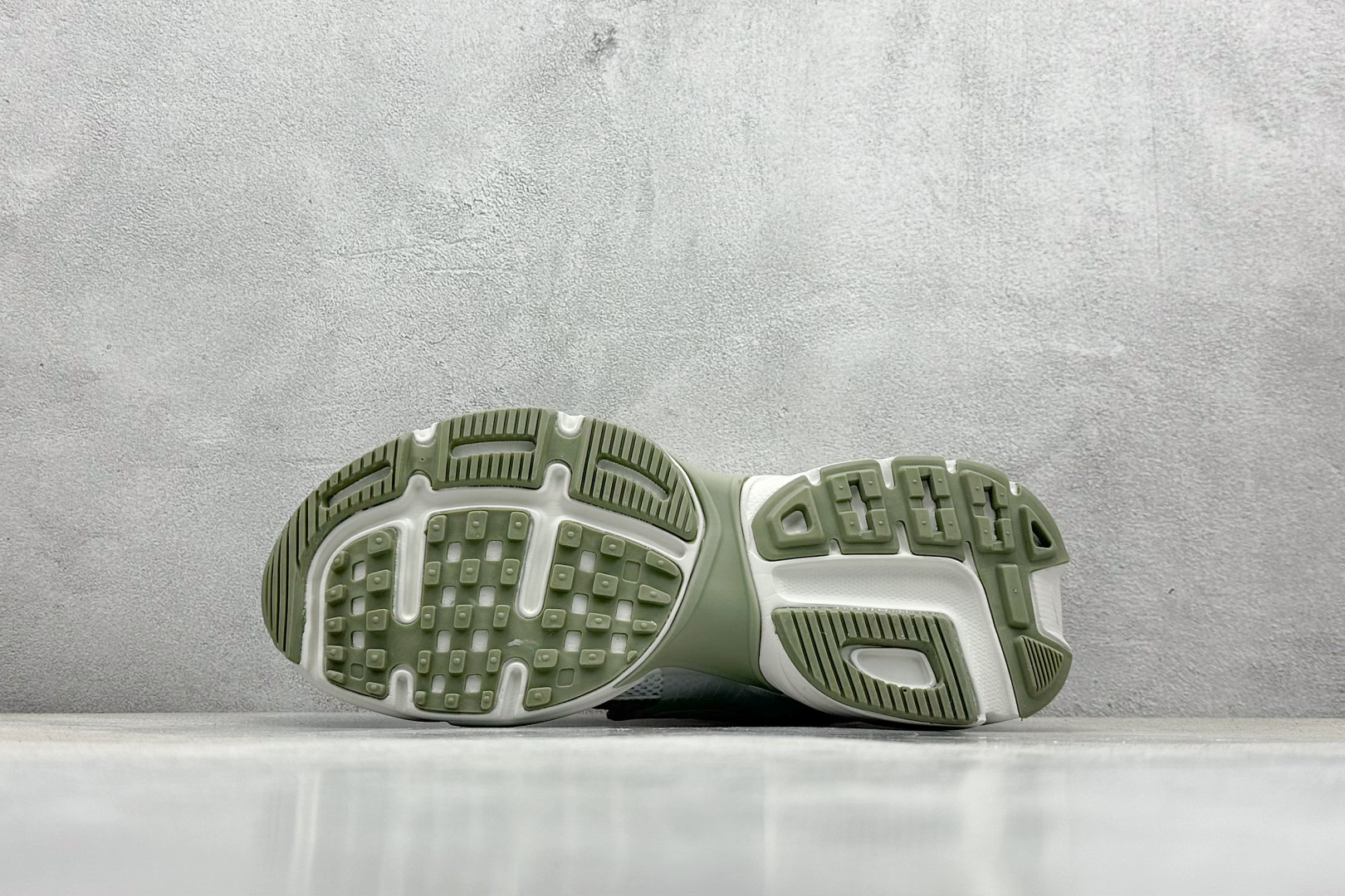  
NIKE V2K Runtekk 米绿 减震防滑复古低帮跑步鞋
材质上使用大面积网眼 皮革 TPU 