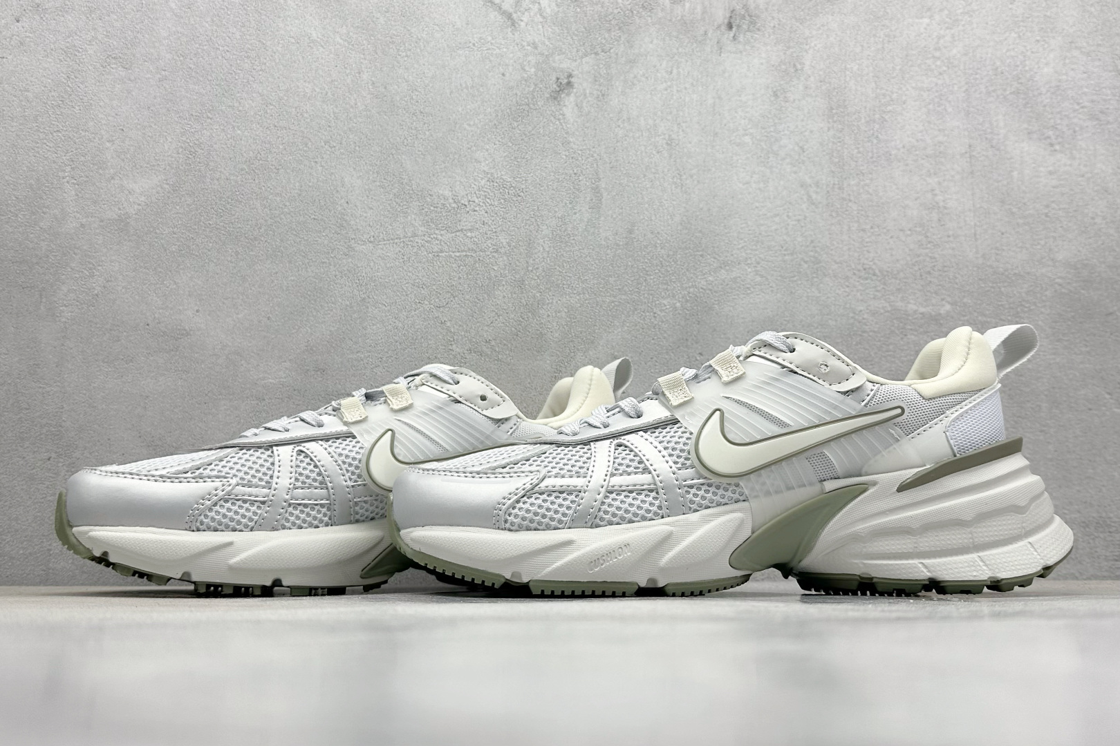  
NIKE V2K Runtekk 米绿 减震防滑复古低帮跑步鞋
材质上使用大面积网眼 皮革 TPU 
