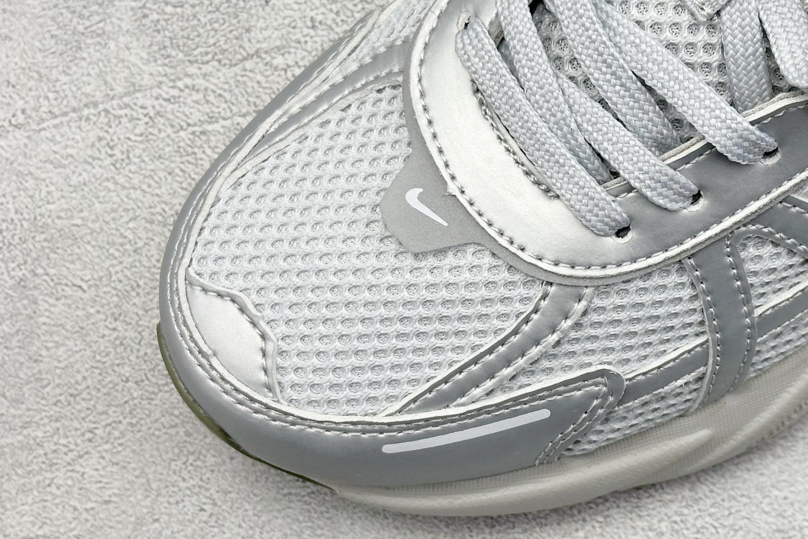  
NIKE V2K Runtekk 米绿 减震防滑复古低帮跑步鞋
材质上使用大面积网眼 皮革 TPU 