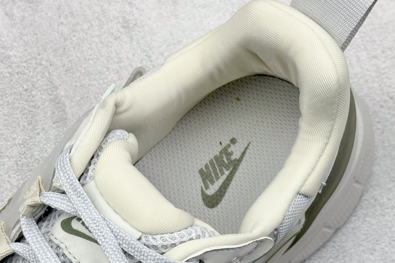  
NIKE V2K Runtekk 米绿 减震防滑复古低帮跑步鞋
材质上使用大面积网眼 皮革 TPU 