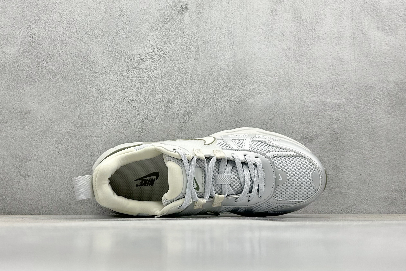  
NIKE V2K Runtekk 米绿 减震防滑复古低帮跑步鞋
材质上使用大面积网眼 皮革 TPU 
