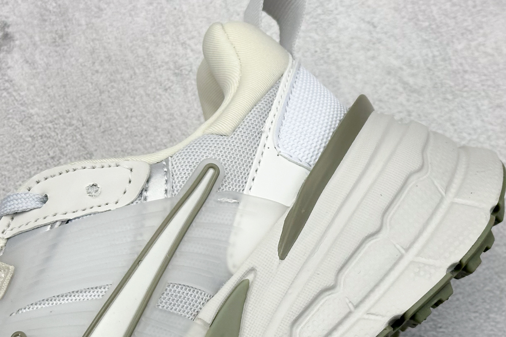  
NIKE V2K Runtekk 米绿 减震防滑复古低帮跑步鞋
材质上使用大面积网眼 皮革 TPU 