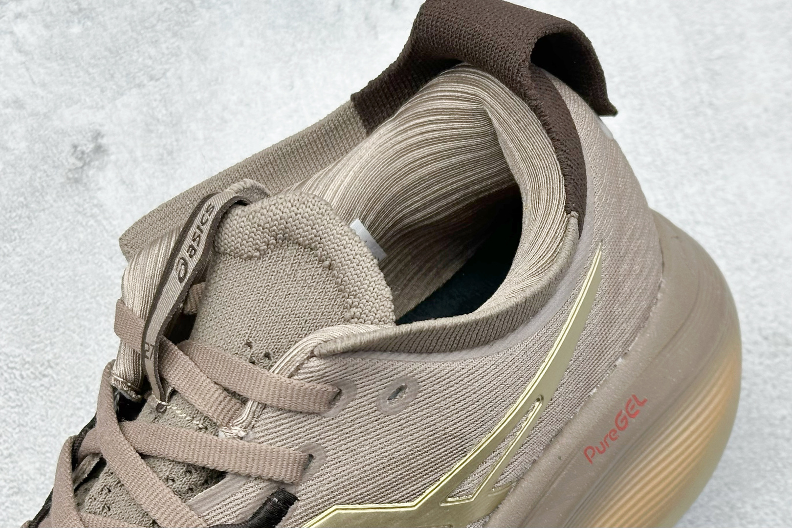  
Asics Gel-Nimbus 27 亚瑟士复古透气休闲鞋缓震男子耐磨跑步鞋 


尺码：36-