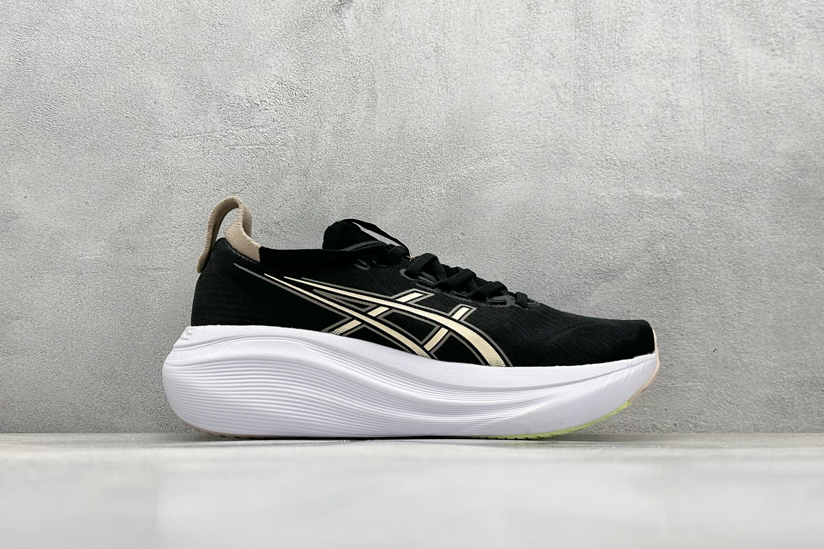  
Asics Gel-Nimbus 27 亚瑟士复古透气休闲鞋缓震男子耐磨跑步鞋 


尺码：36-