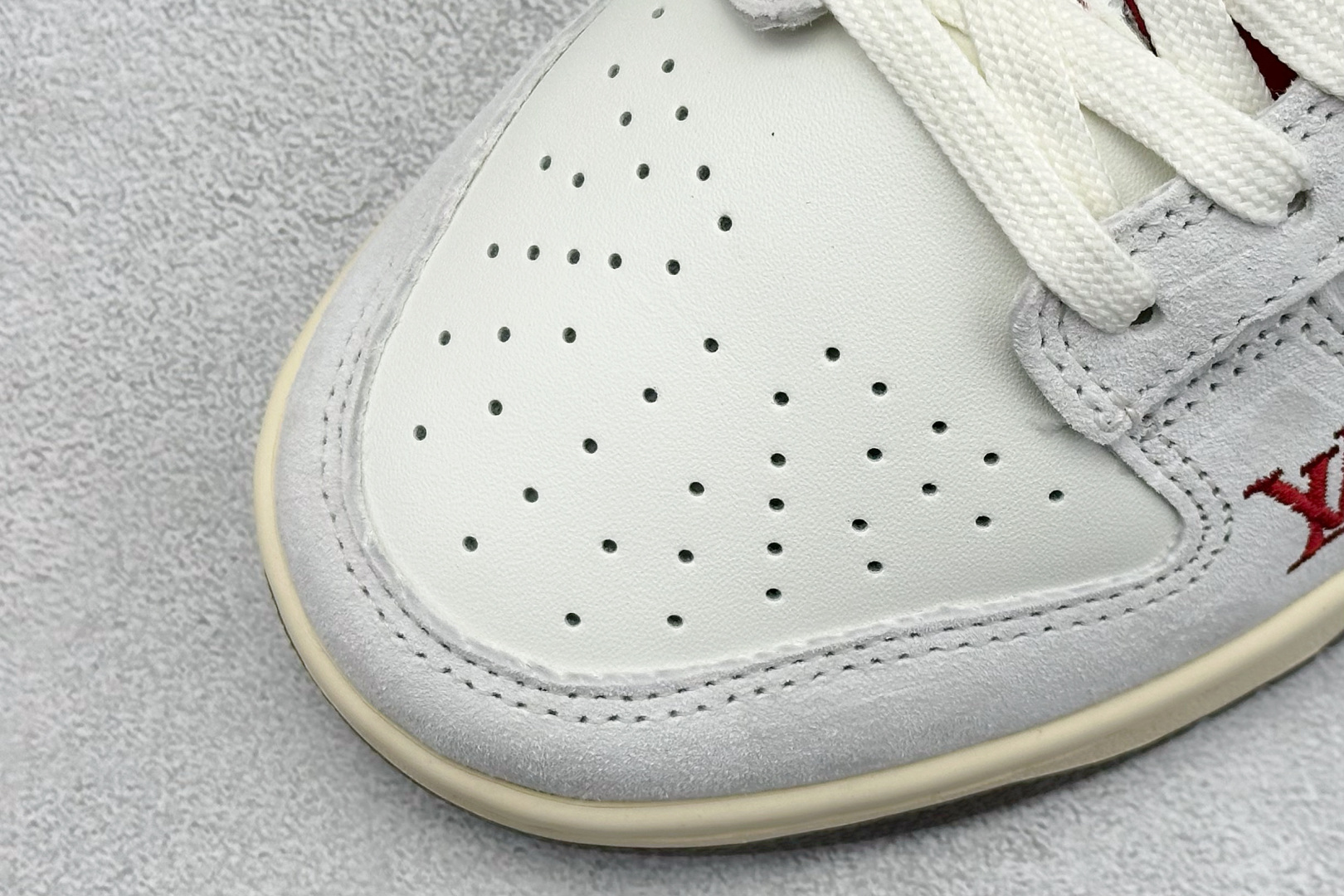  
Nike SB Dunk Low x LV 米白红勾 
纯原大厂出品 极力推荐
原装头层材料 独家版