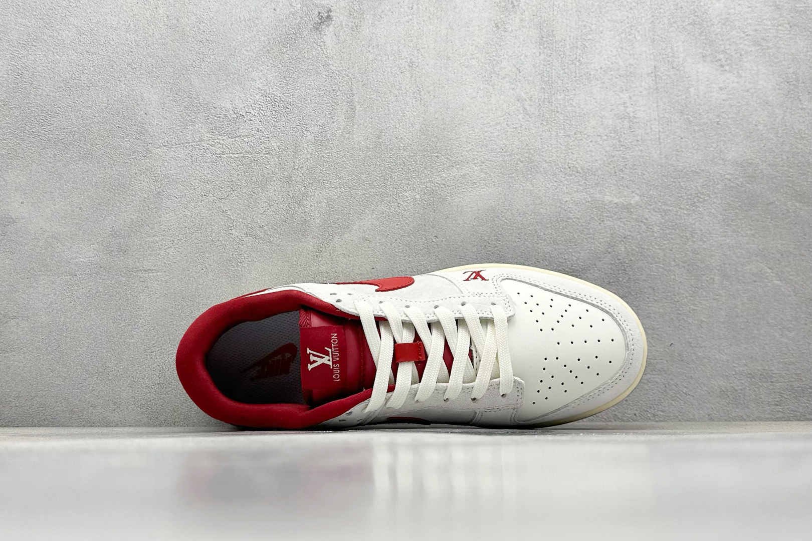  
Nike SB Dunk Low x LV 米白红勾 
纯原大厂出品 极力推荐
原装头层材料 独家版