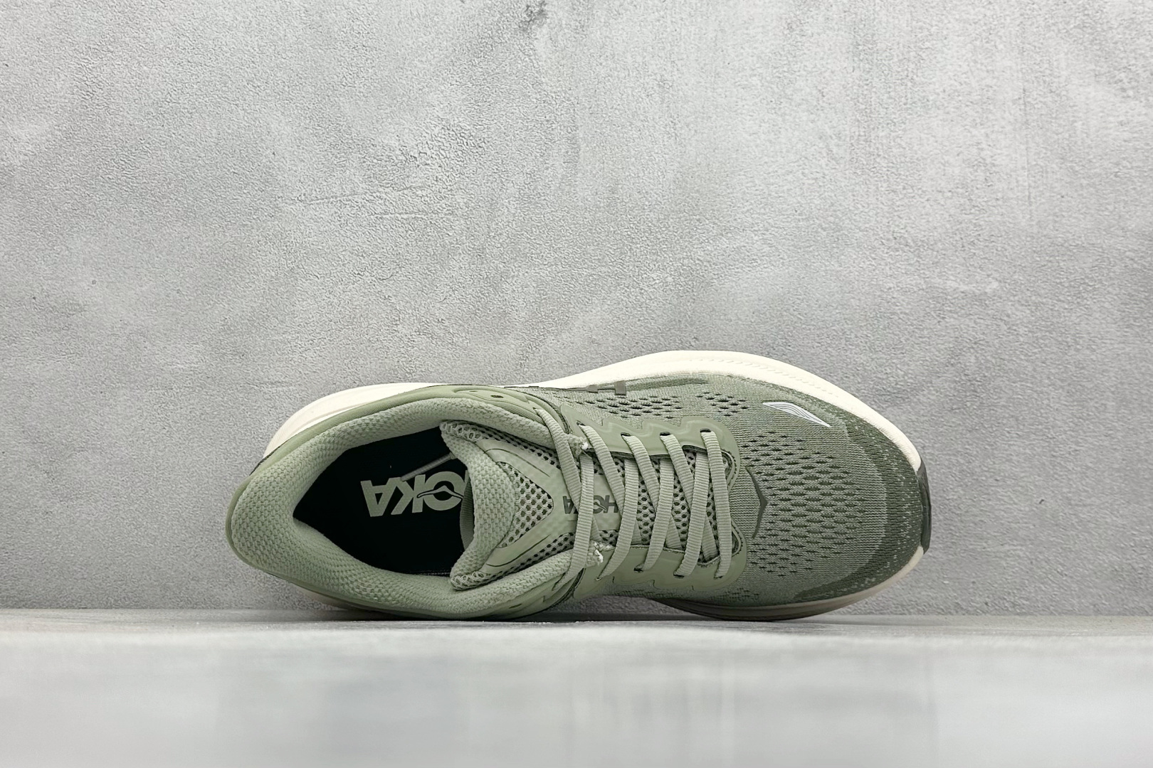 YH版 HOKA M CLIFTON 9 全新配色这个品牌来自于新西兰的毛利语,HOKA表示大地,O
