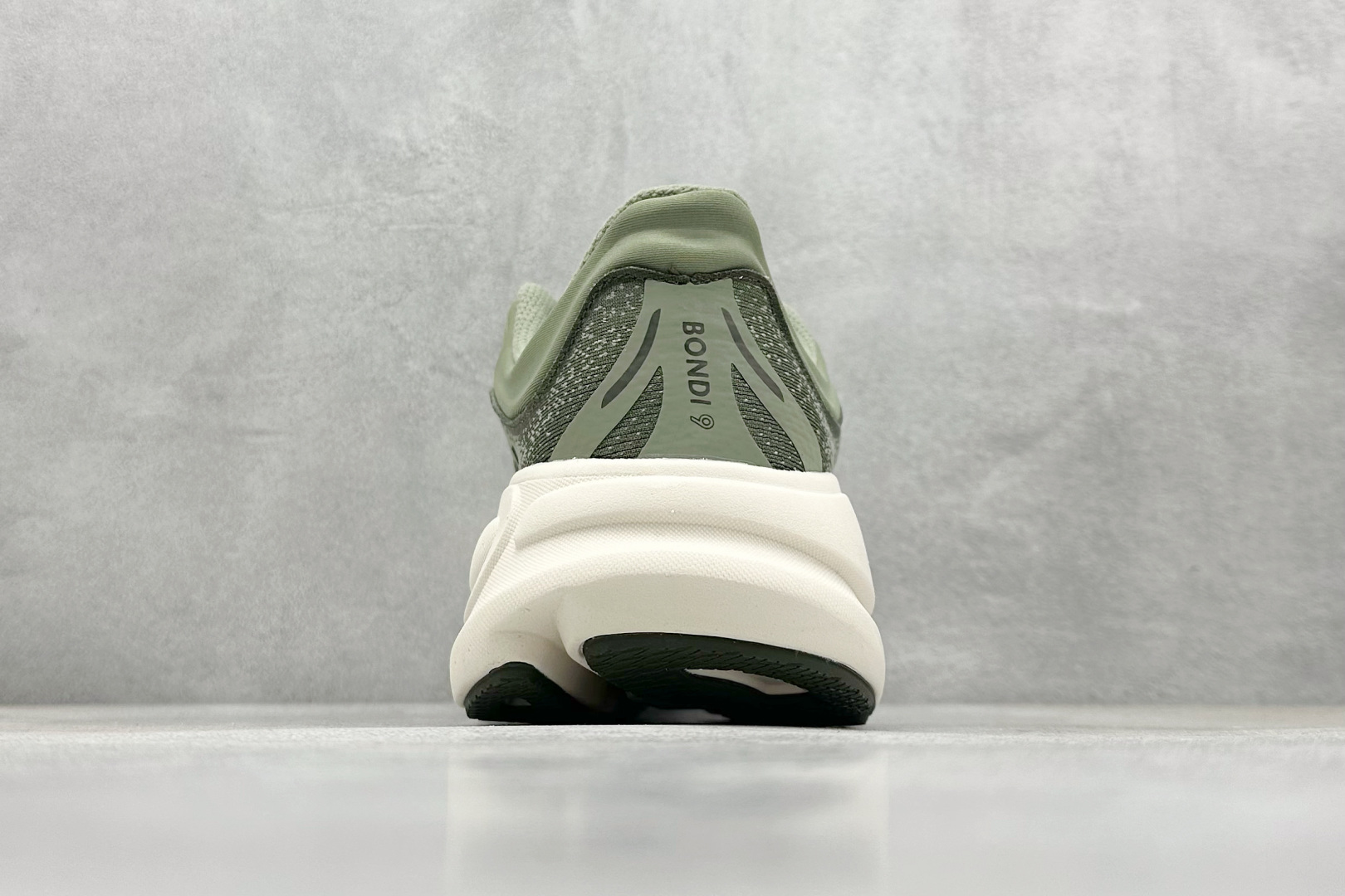 YH版 HOKA M CLIFTON 9 全新配色这个品牌来自于新西兰的毛利语,HOKA表示大地,O