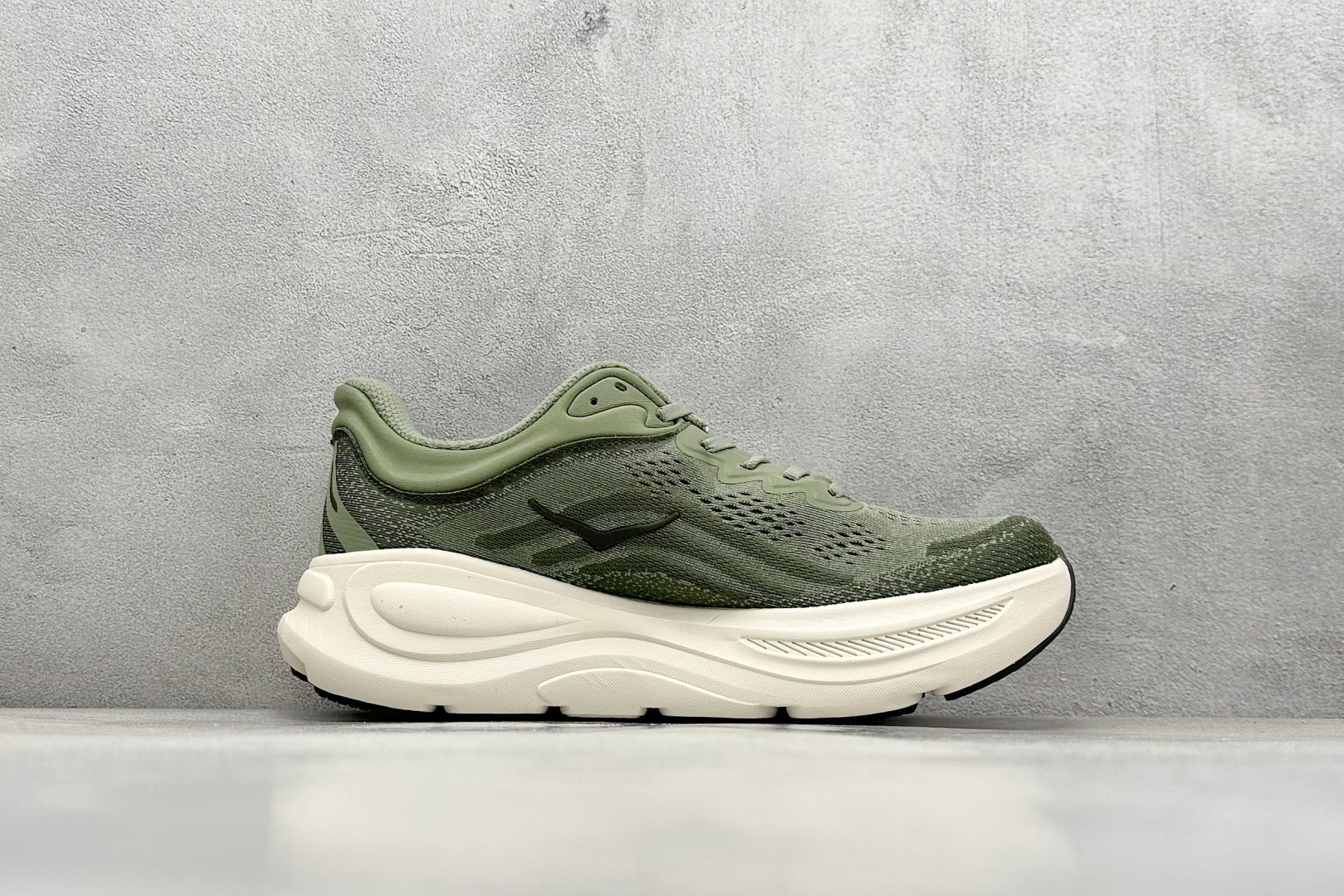 YH版 HOKA M CLIFTON 9 全新配色这个品牌来自于新西兰的毛利语,HOKA表示大地,O