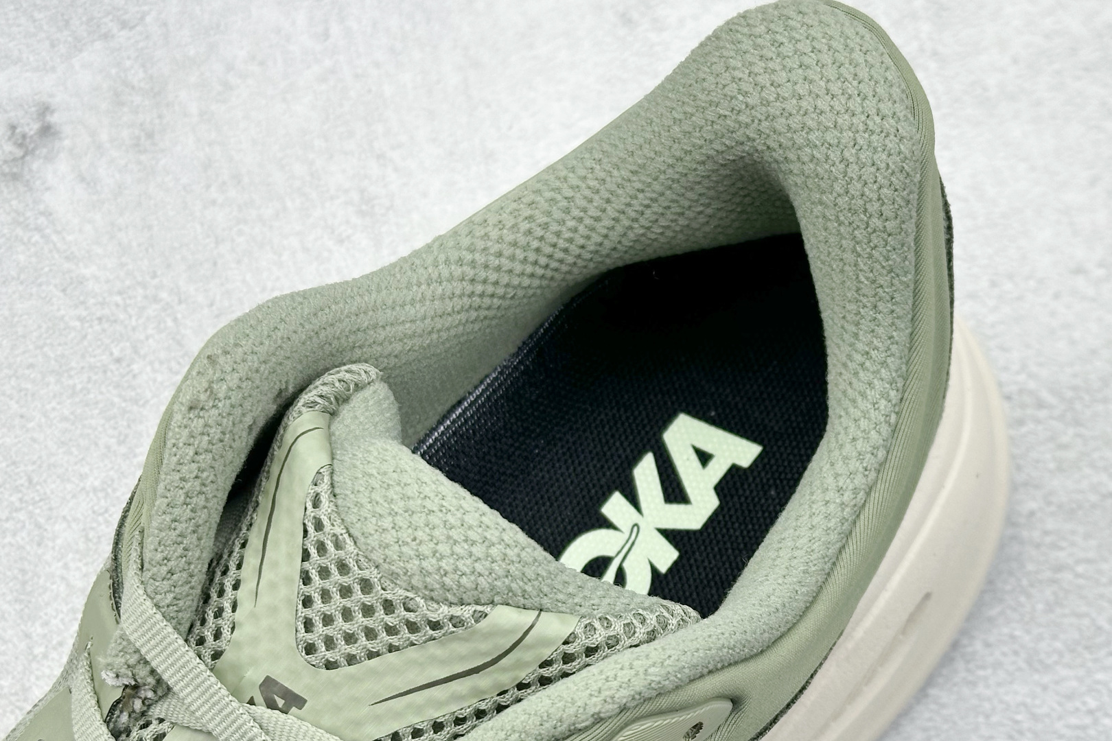 YH版 HOKA M CLIFTON 9 全新配色这个品牌来自于新西兰的毛利语,HOKA表示大地,O