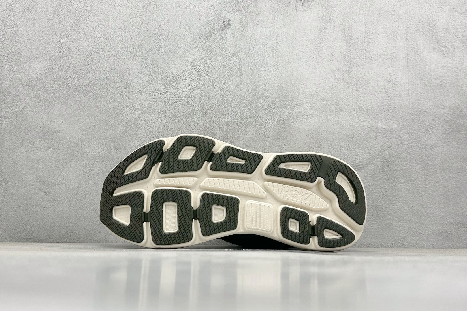 YH版 HOKA M CLIFTON 9 全新配色这个品牌来自于新西兰的毛利语,HOKA表示大地,O