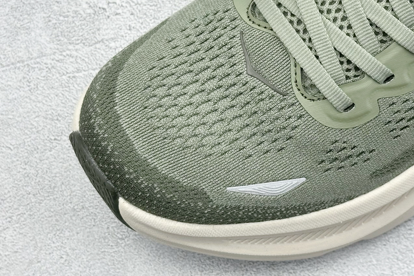 YH版 HOKA M CLIFTON 9 全新配色这个品牌来自于新西兰的毛利语,HOKA表示大地,O