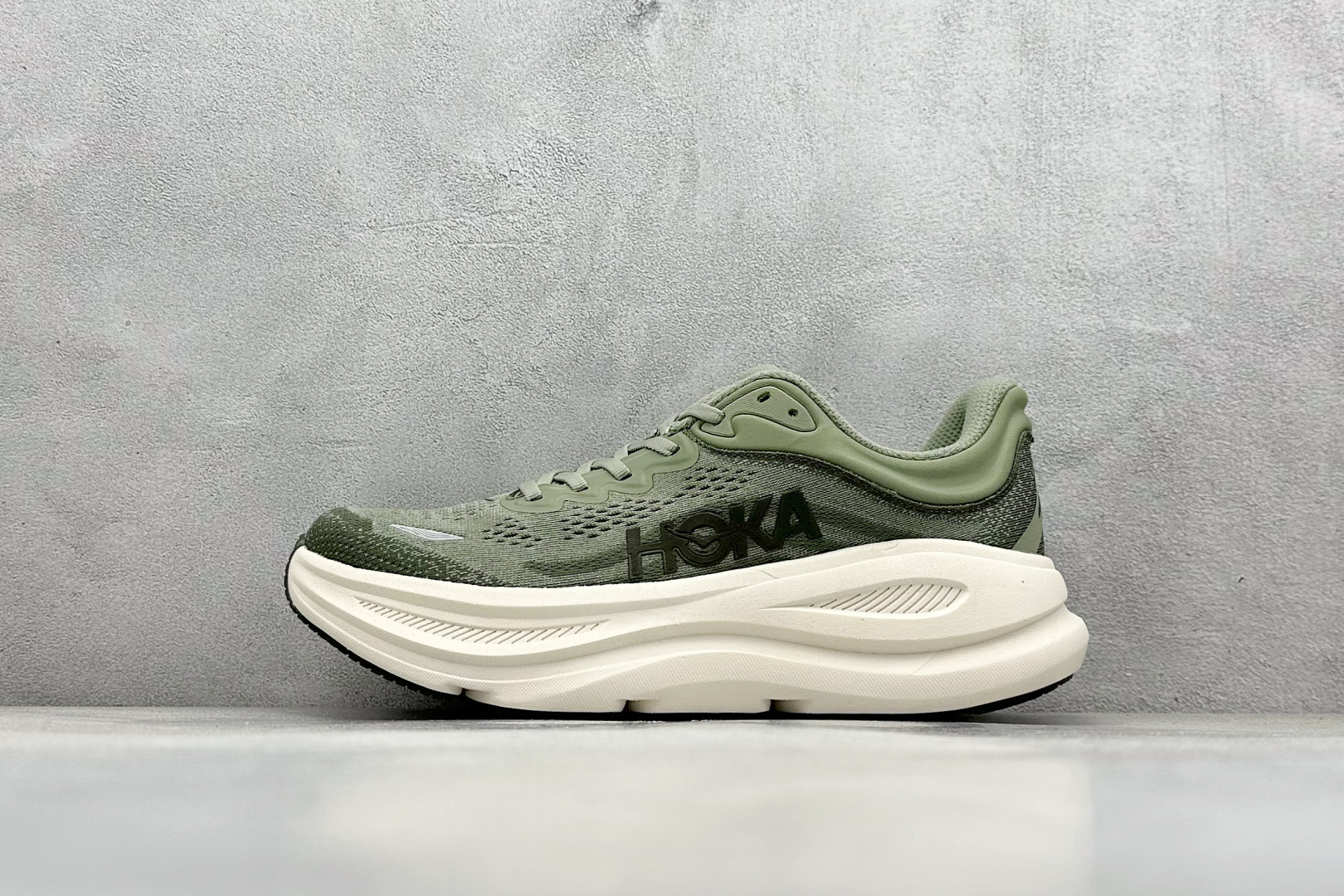 YH版 HOKA M CLIFTON 9 全新配色这个品牌来自于新西兰的毛利语,HOKA表示大地,O
