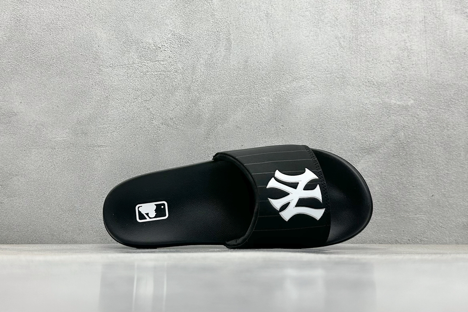  终端放店
NY版 MLB New York Yankees 拖鞋 字母印花
韩国限定MLB 字母百搭潮