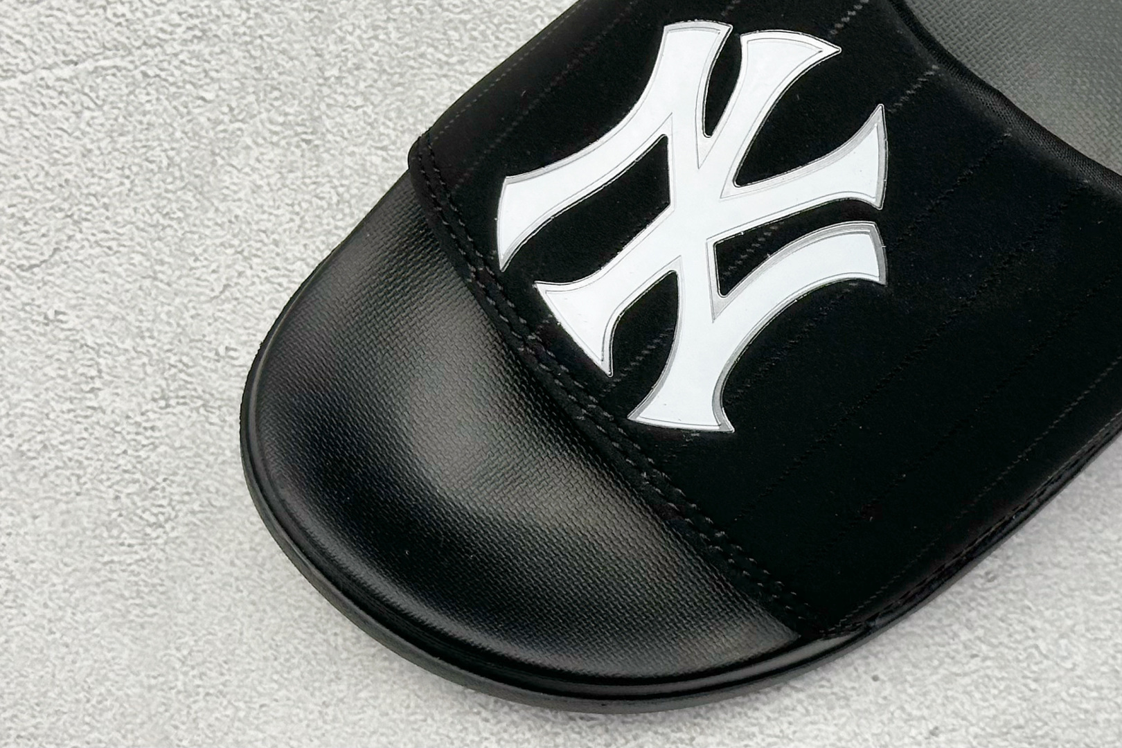  终端放店
NY版 MLB New York Yankees 拖鞋 字母印花
韩国限定MLB 字母百搭潮