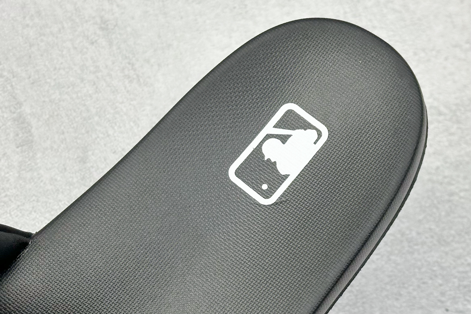  终端放店
NY版 MLB New York Yankees 拖鞋 字母印花
韩国限定MLB 字母百搭潮