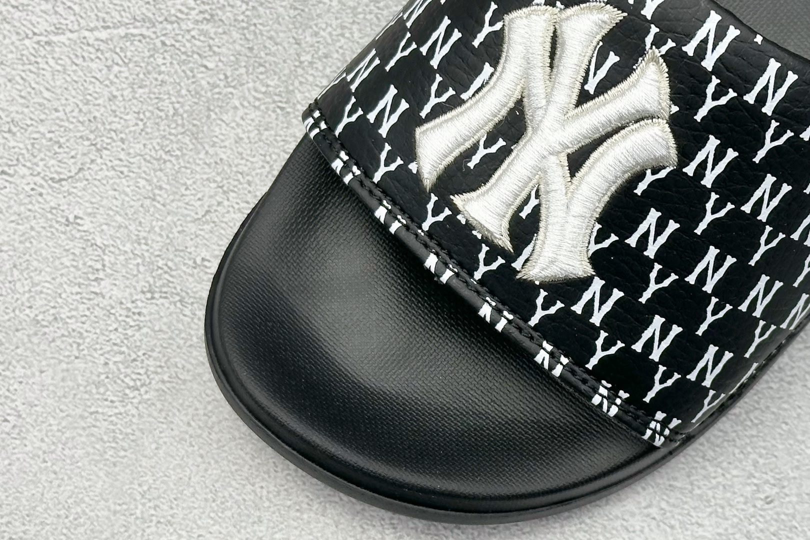  终端放店
NY版 MLB New York Yankees 拖鞋 字母印花
韩国限定MLB 字母百搭潮