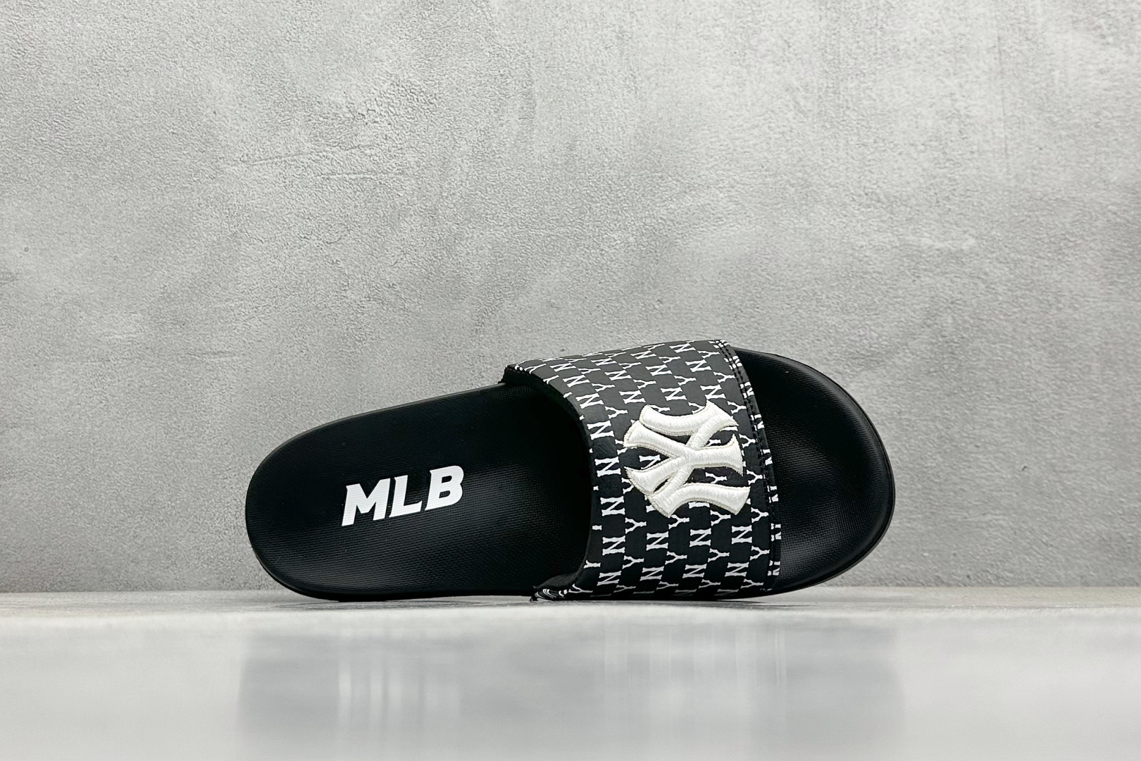  终端放店
NY版 MLB New York Yankees 拖鞋 字母印花
韩国限定MLB 字母百搭潮