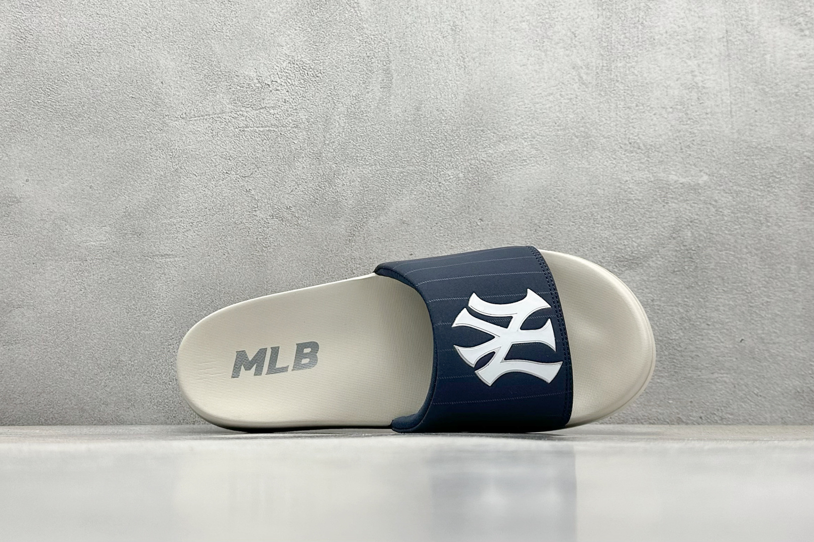  终端放店
NY版 MLB New York Yankees 拖鞋 字母印花
韩国限定MLB 字母百搭潮