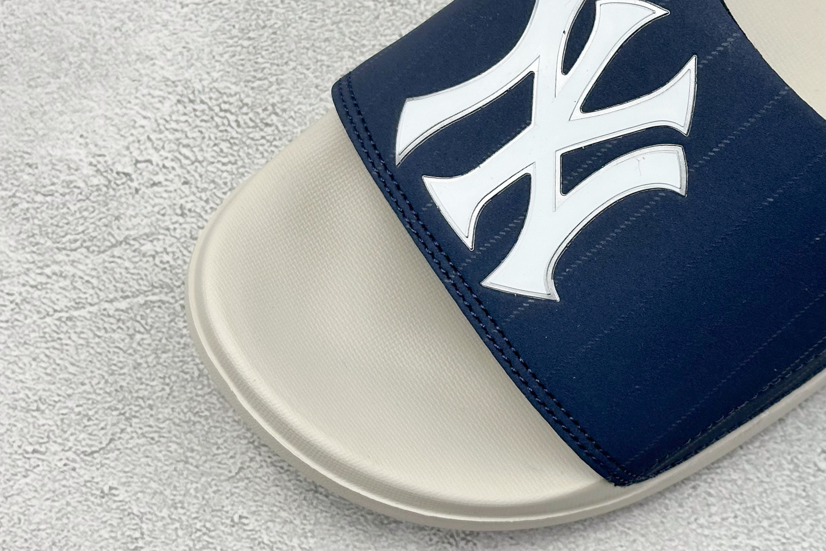  终端放店
NY版 MLB New York Yankees 拖鞋 字母印花
韩国限定MLB 字母百搭潮