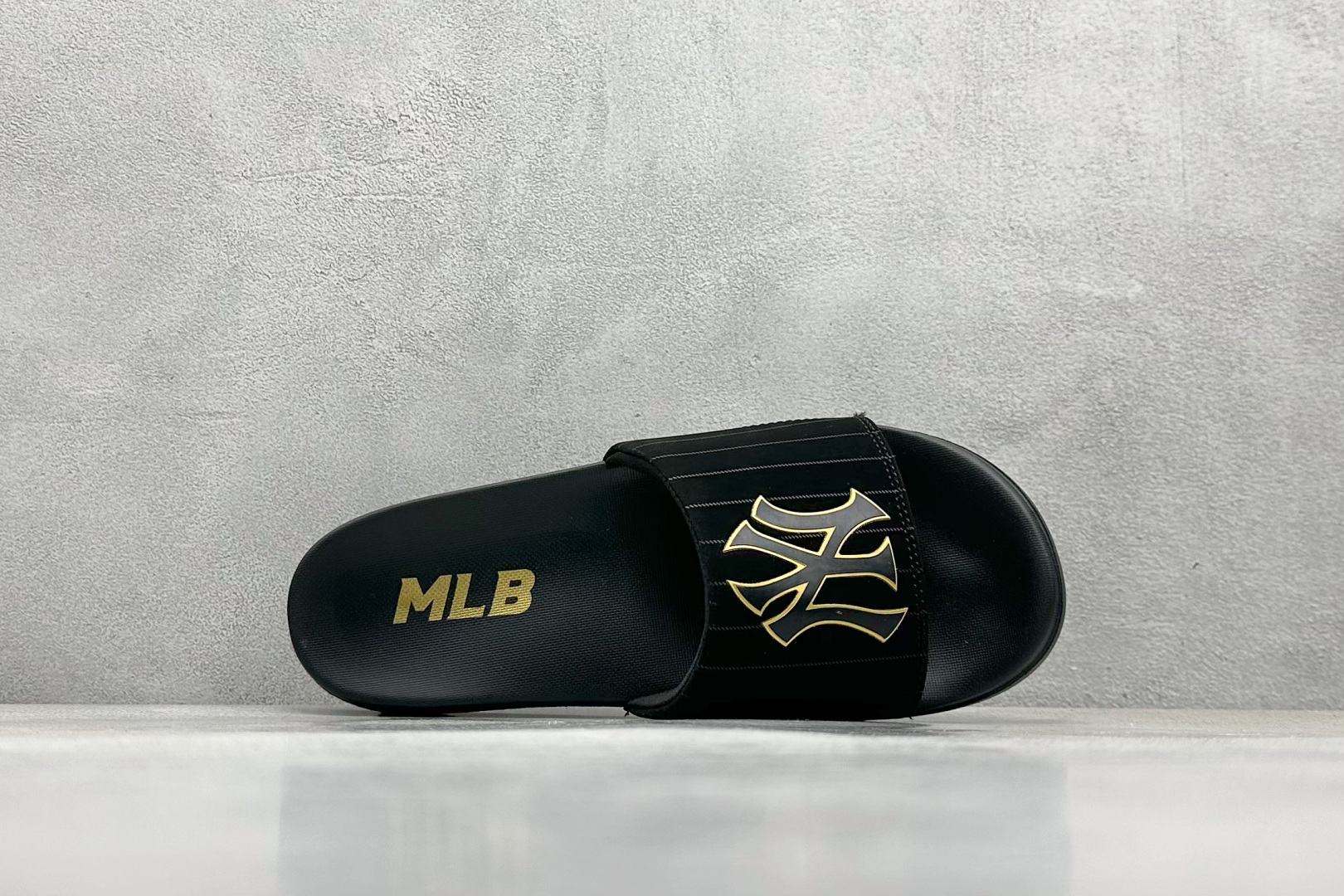  终端放店
NY版 MLB New York Yankees 拖鞋 字母印花
韩国限定MLB 字母百搭潮