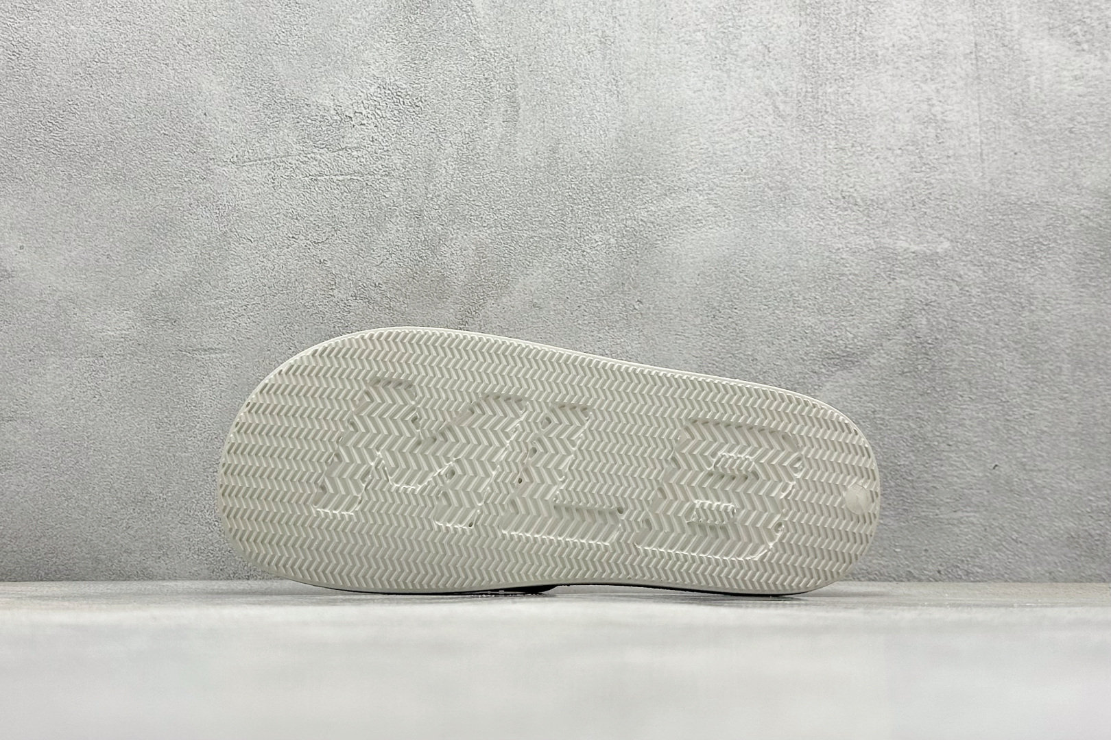  终端放店
NY版 MLB New York Yankees 拖鞋 字母印花
韩国限定MLB 字母百搭潮
