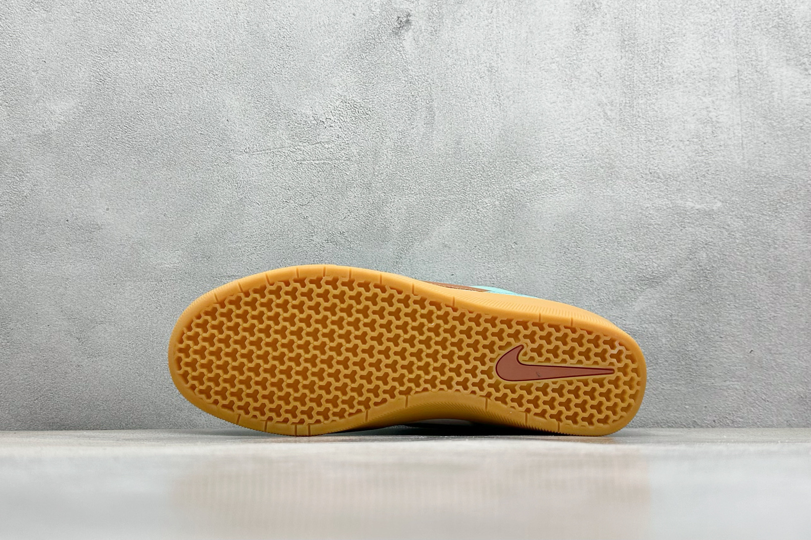  终端放店
FS版 Nike SB Force 58 硫化杯底 传统篮球风格 原楦版型
Nike SB 