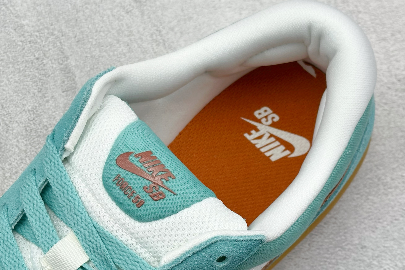  终端放店
FS版 Nike SB Force 58 硫化杯底 传统篮球风格 原楦版型
Nike SB 