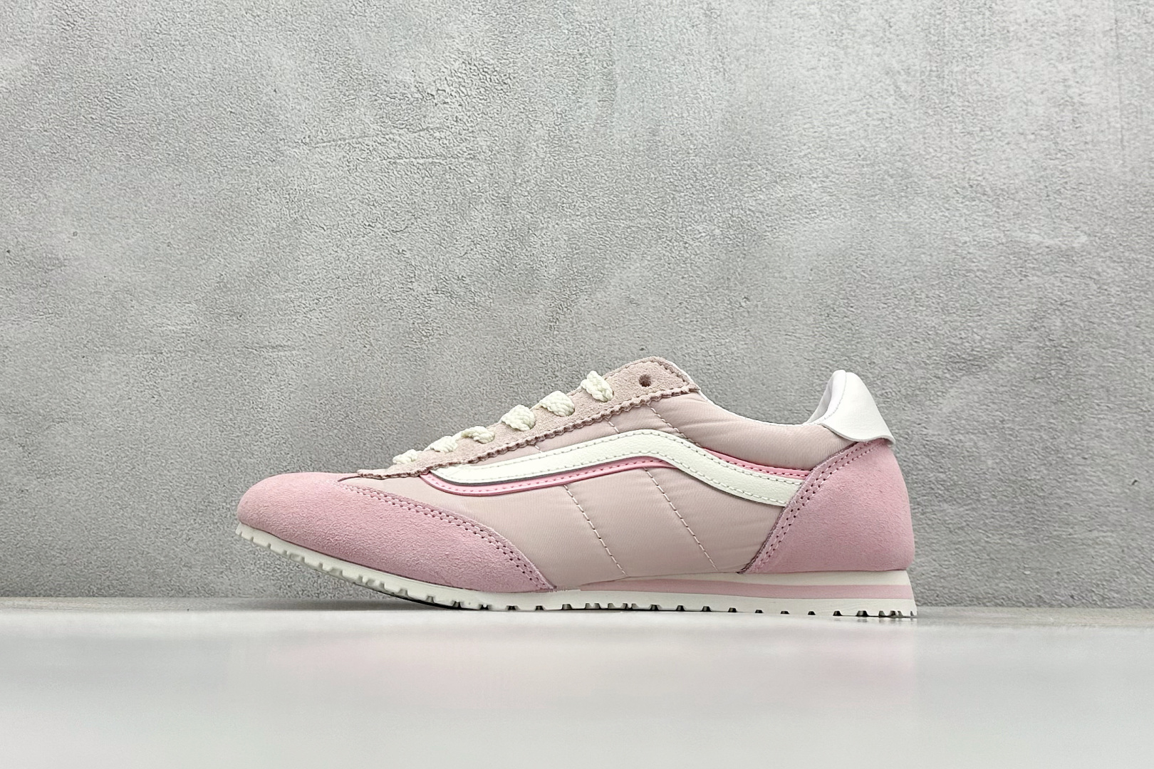  
Vans Super LowPro 樱花粉 
官方新款 复古薄底德训鞋系列
以经典Vans Seri